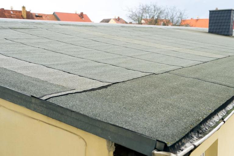 Un toit-terrasse à Ifs demande une étanchéité par membrane bitumineuse